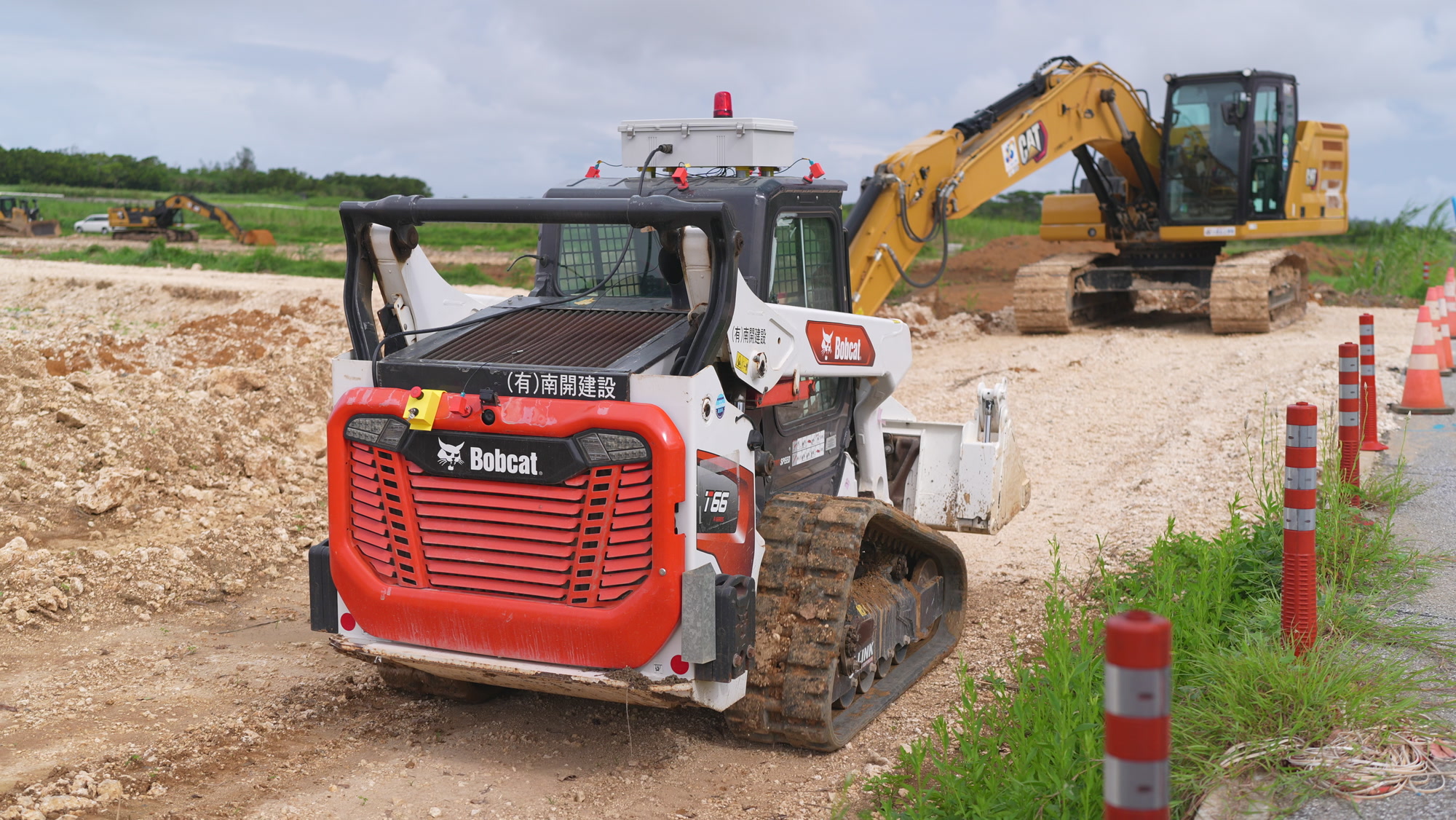 宮古島の屋外現場でテスト中のGLANK搭載Bobcat。制御ボックスと機体全体が見える動画の一場面