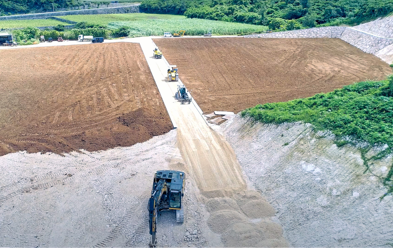 宮古島の農地造成現場で施工を進める南開建設の建設機械